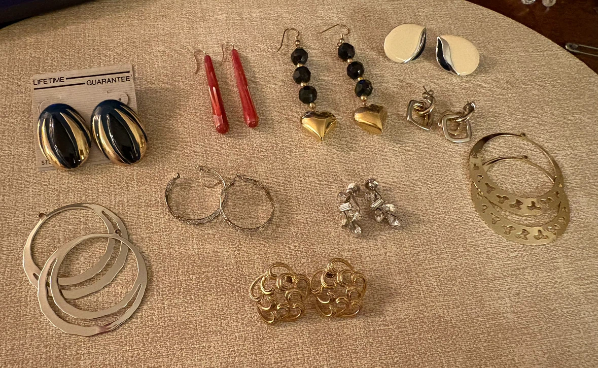 Mixed Lot of 10 Pairs of Costume Earrings – Vintage & Modern - photo 2