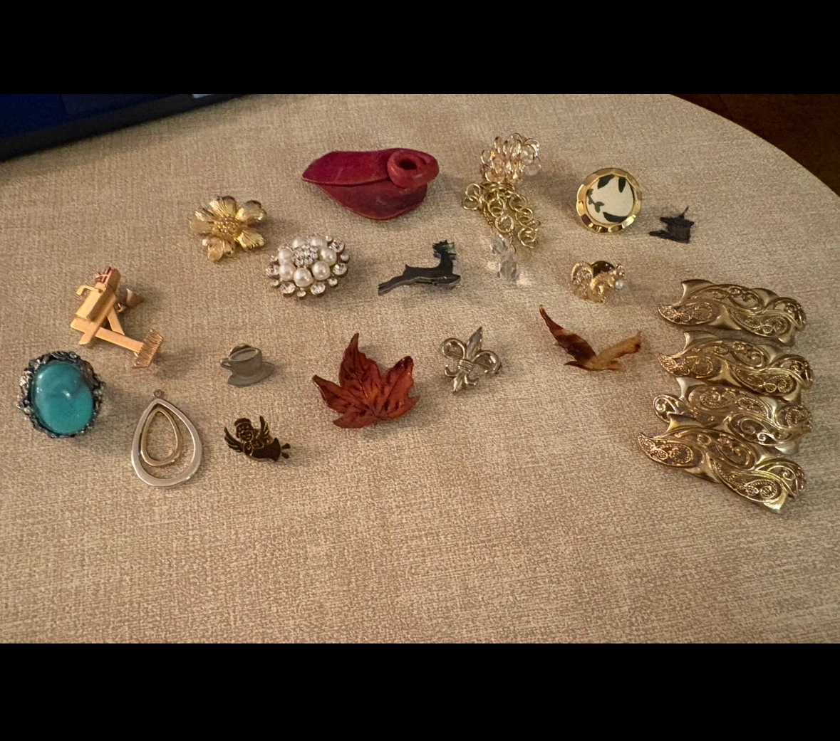 Assorted Vintage Brooches, Pins & Costume Jewellery Lot