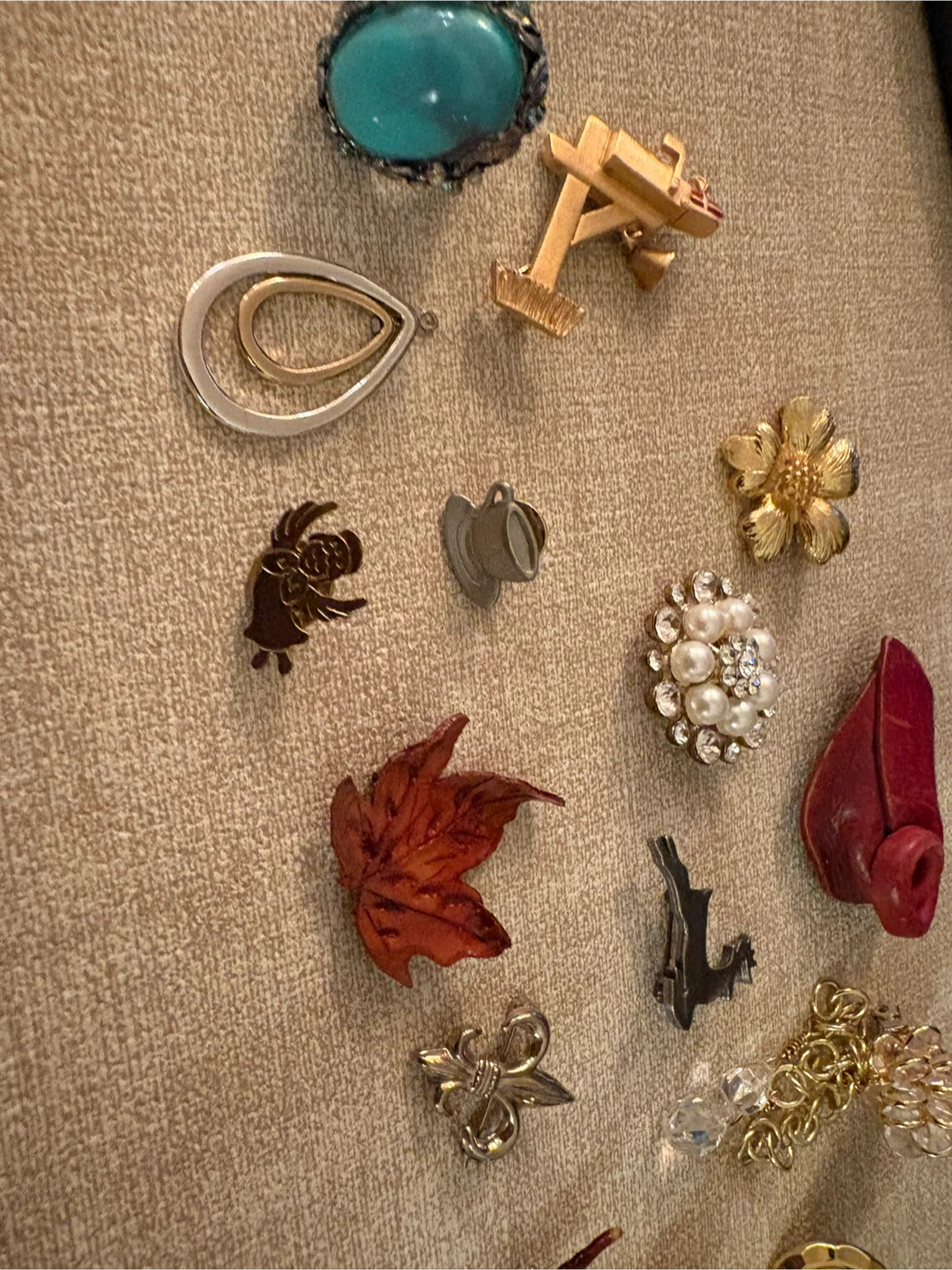 Assorted Vintage Brooches, Pins & Costume Jewellery Lot - photo 2