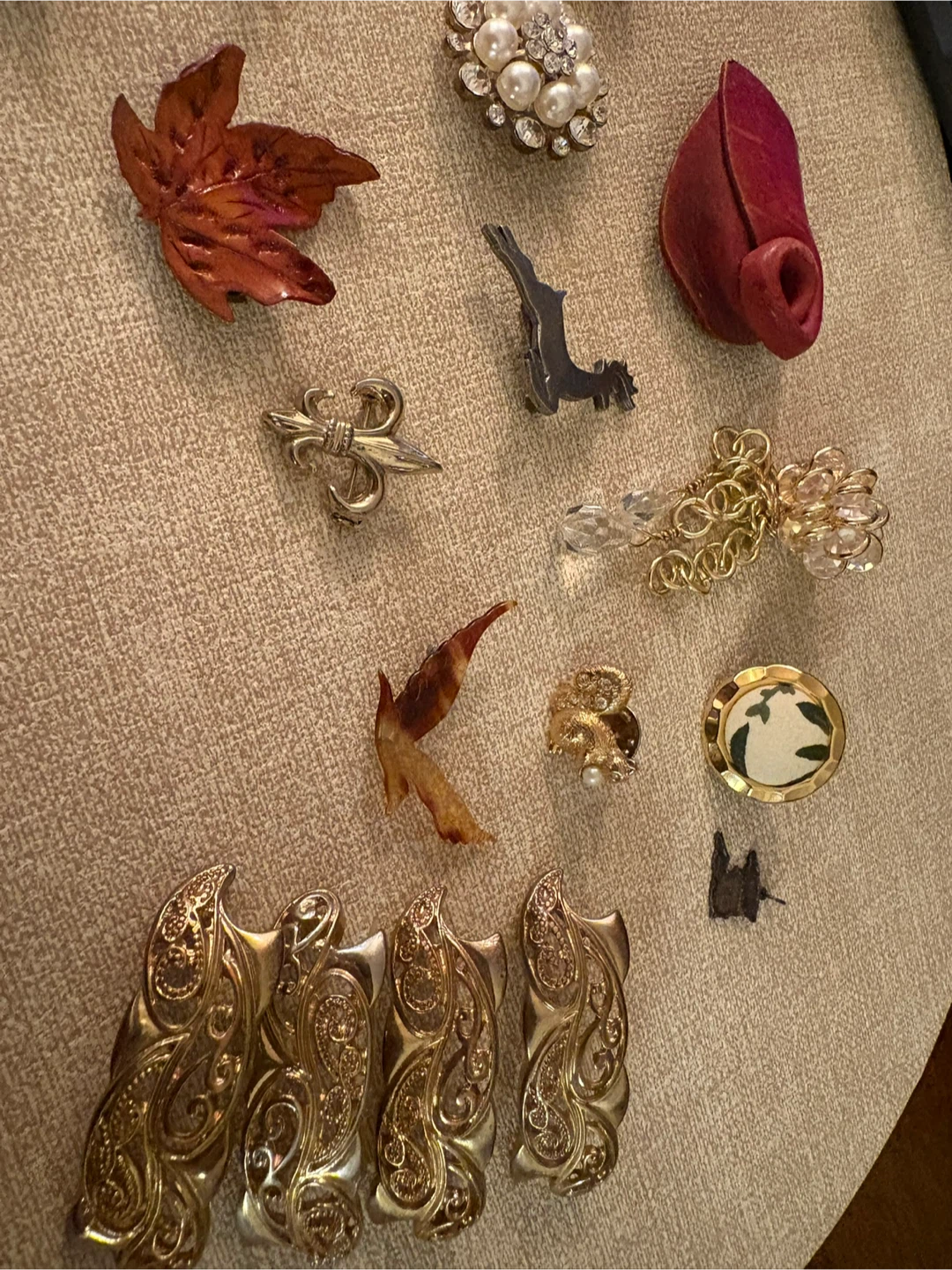 Assorted Vintage Brooches, Pins & Costume Jewellery Lot - photo 3