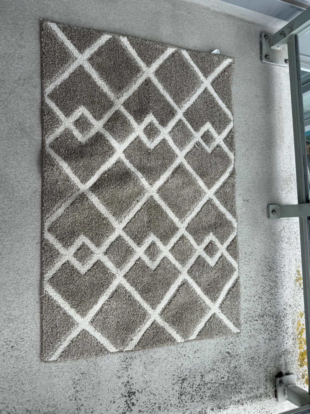 Grey and white diamond pattern mat