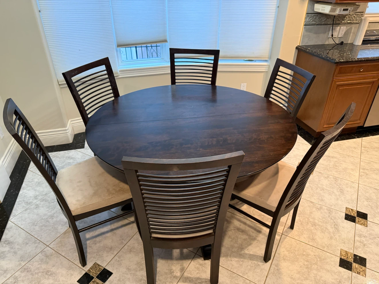 Round Dining Table with 6 Chairs