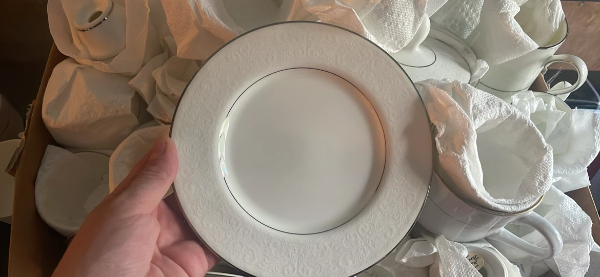 Hallmark bone china 12 piece set (1 cup missing) - photo 4