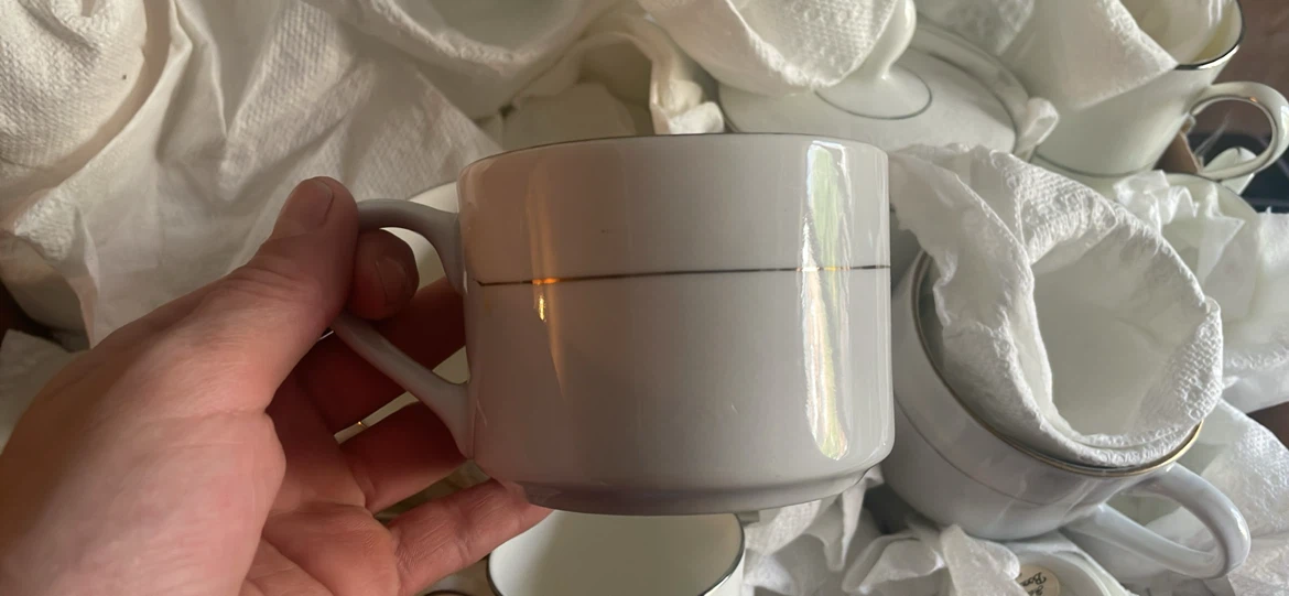 Hallmark bone china 12 piece set (1 cup missing) - photo 5