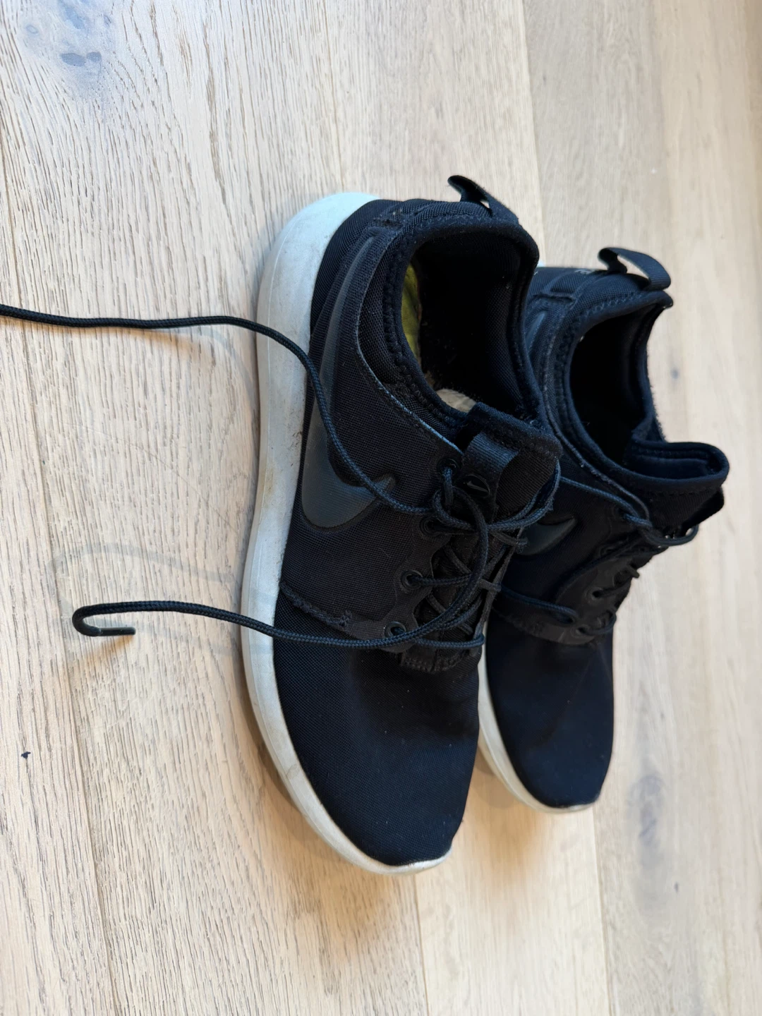 Nike Roshe Run Shoes Black Size 9.5 - photo 2