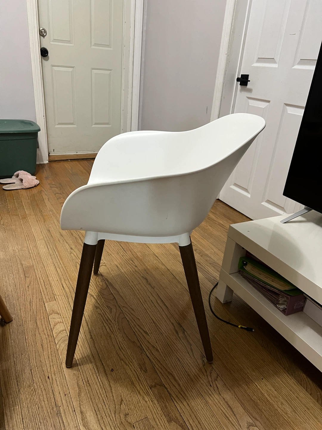 White accent chair with wooden legs - photo 2