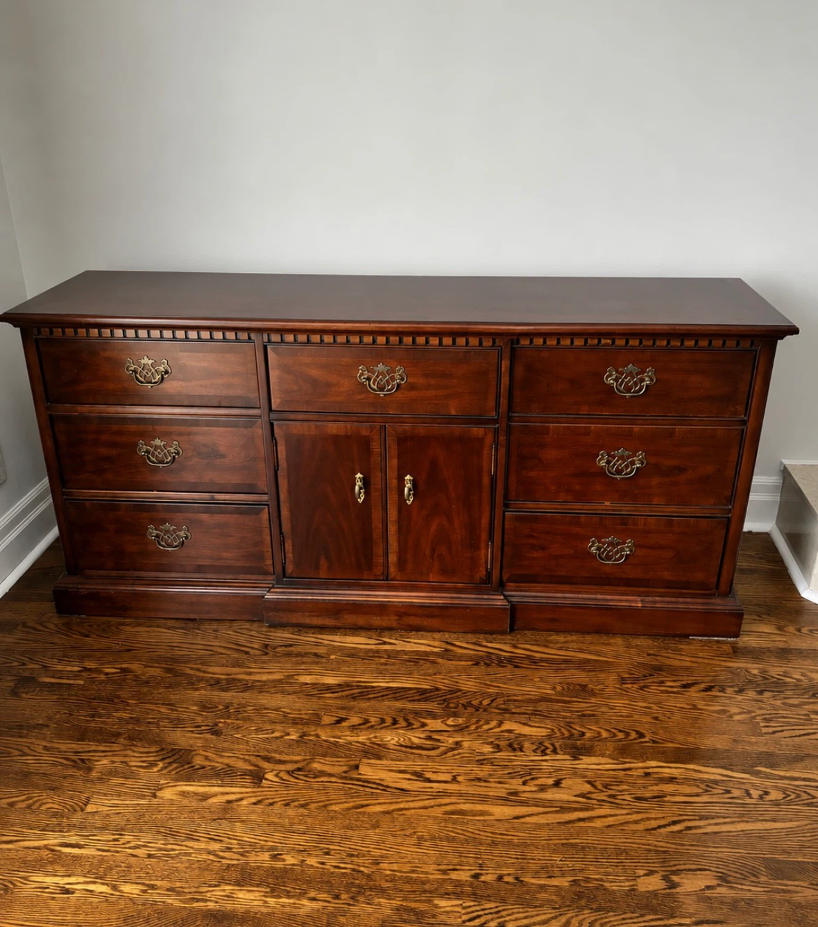 Bedroom dresser - Mint condition
