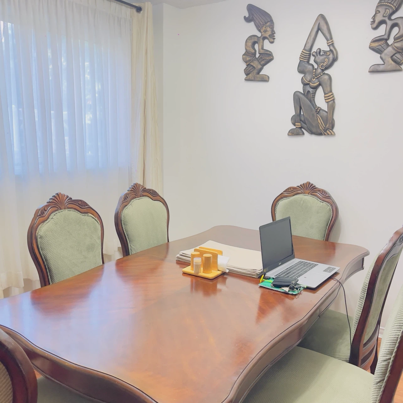 Elegant Traditional Dining Room Set – Table & Chairs