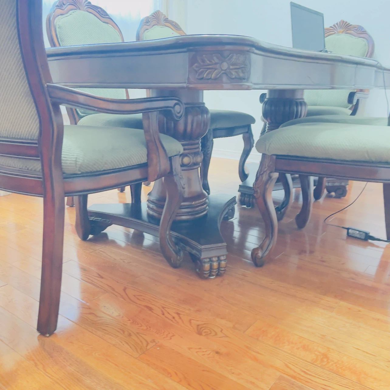 Elegant Traditional Dining Room Set – Table & Chairs - photo 2