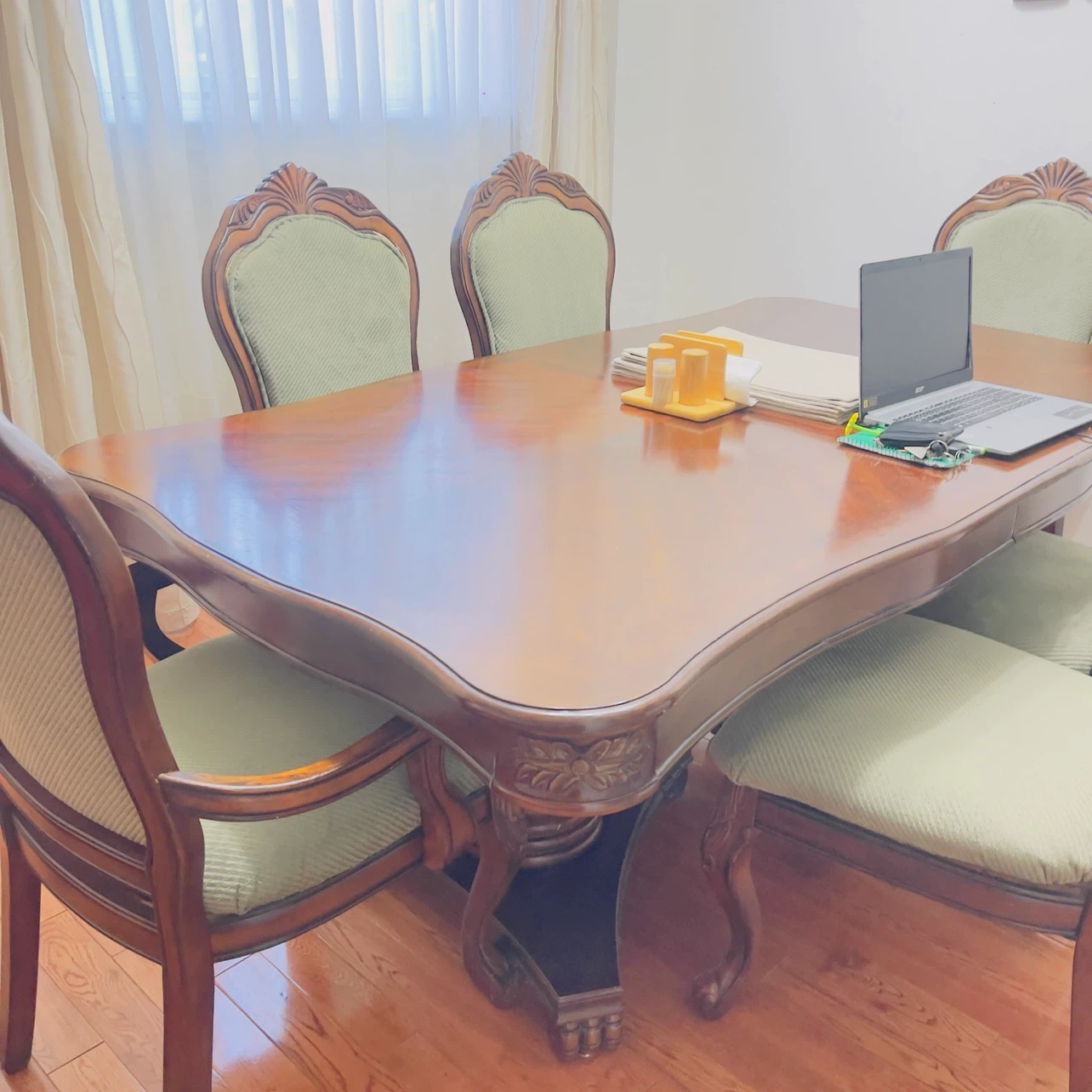 Elegant Traditional Dining Room Set – Table & Chairs - photo 3