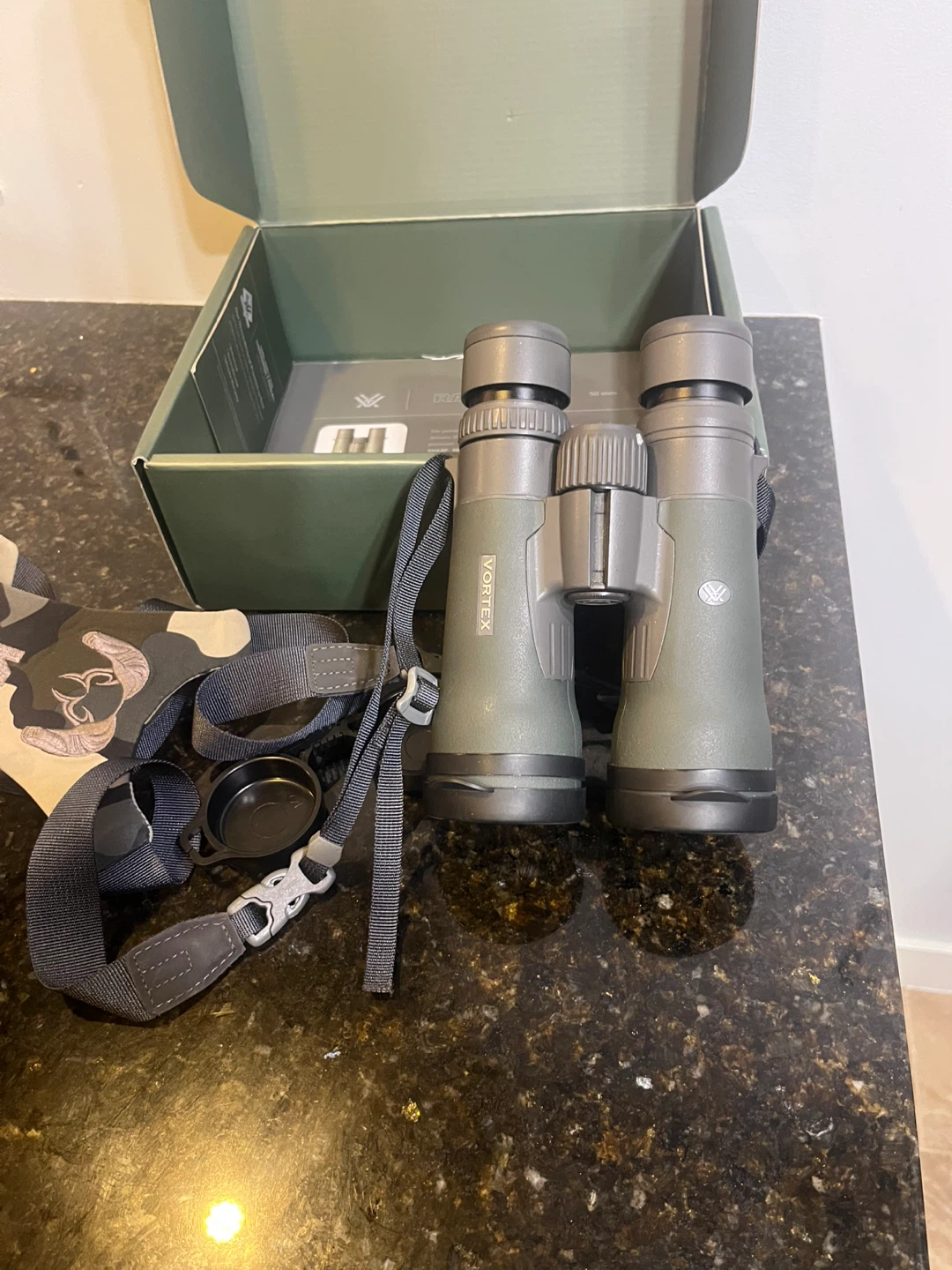 Vortex Razor HD 10x50 Binoculars - photo 3