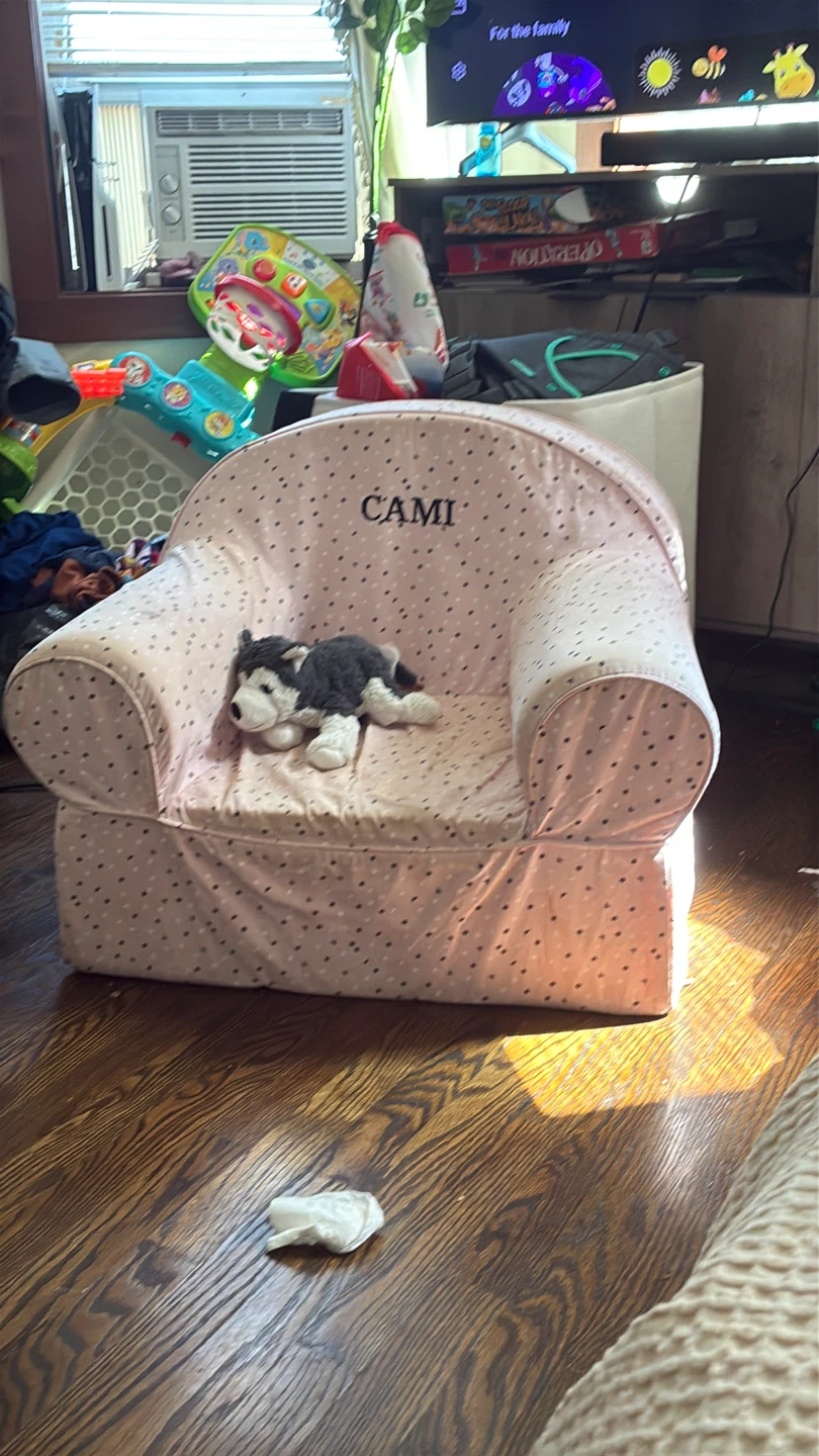 Pink polka dot kids' armchair with "Cami" personalization