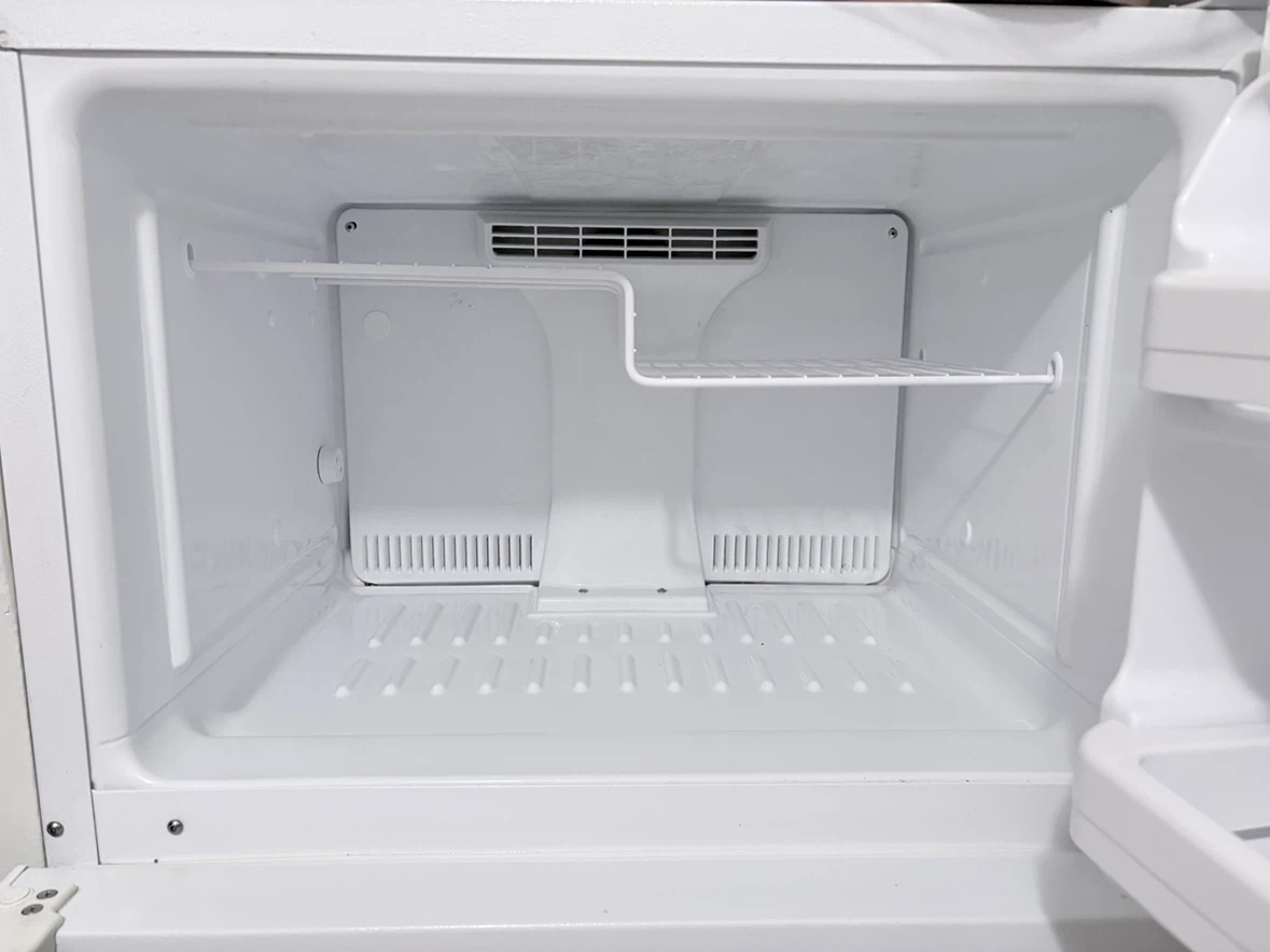 GE Top-Freezer Refrigerator - photo 3