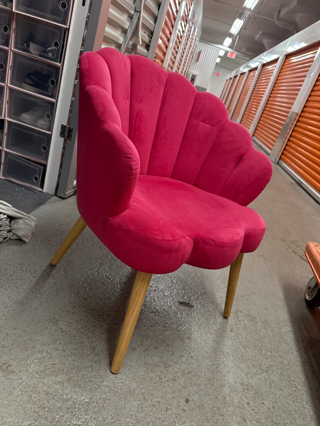 Beautiful Hot Pink Shell Accent Chair - photo 3