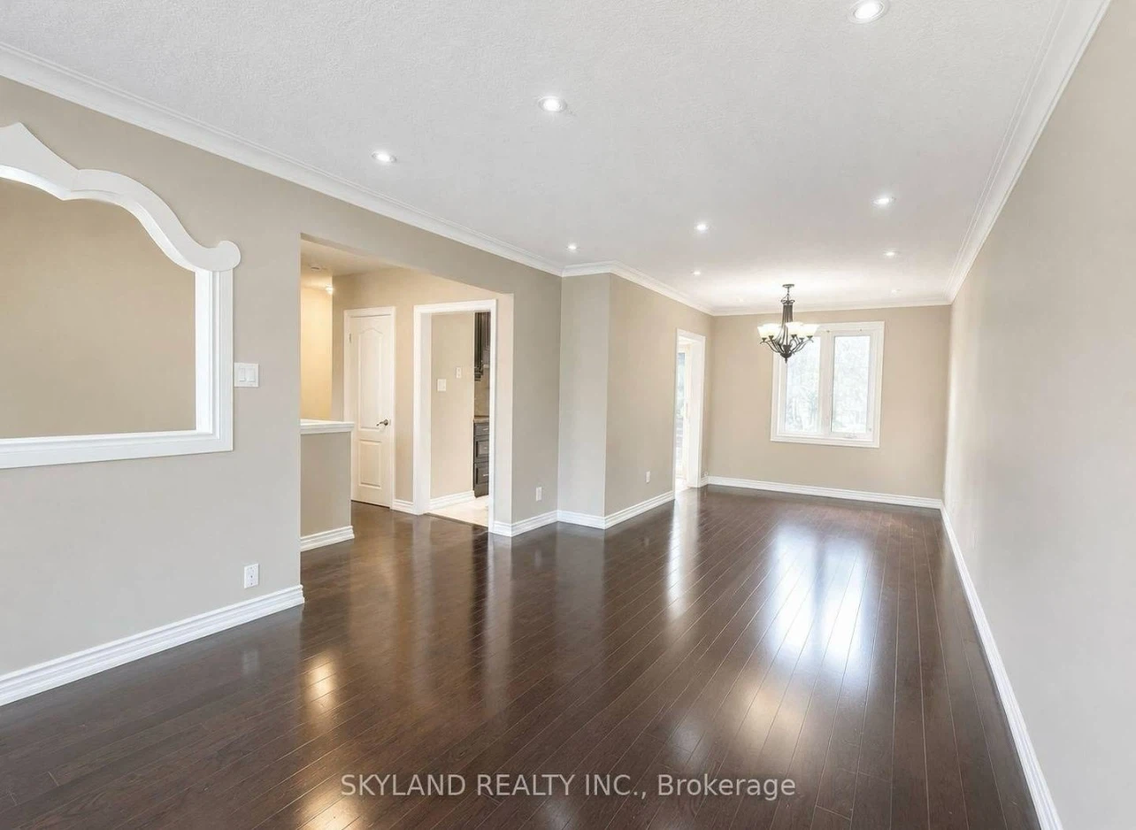 3 bed + 2 bed Bungalow in Stouffville - photo 2
