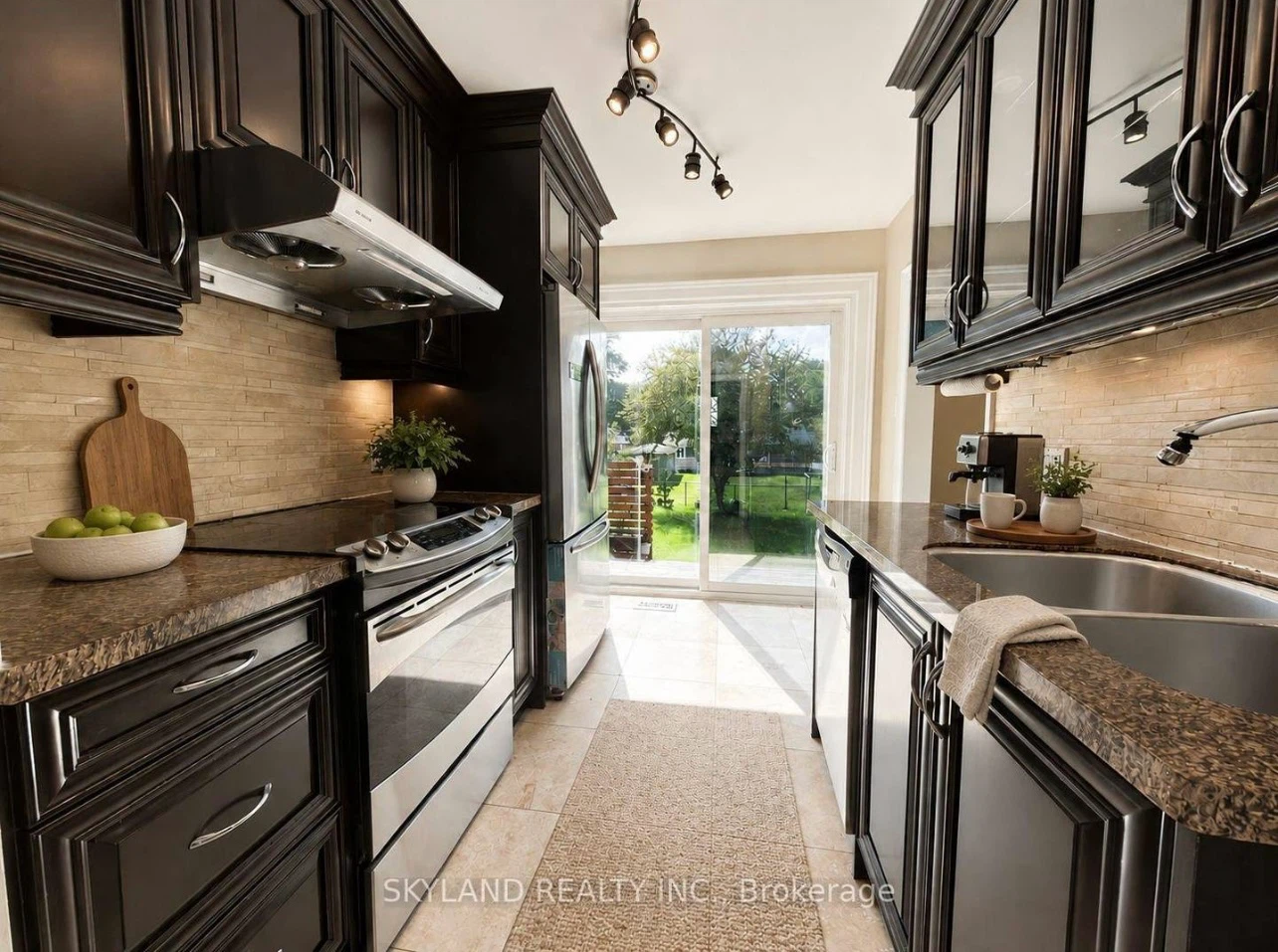 3 bed + 2 bed Bungalow in Stouffville - photo 3