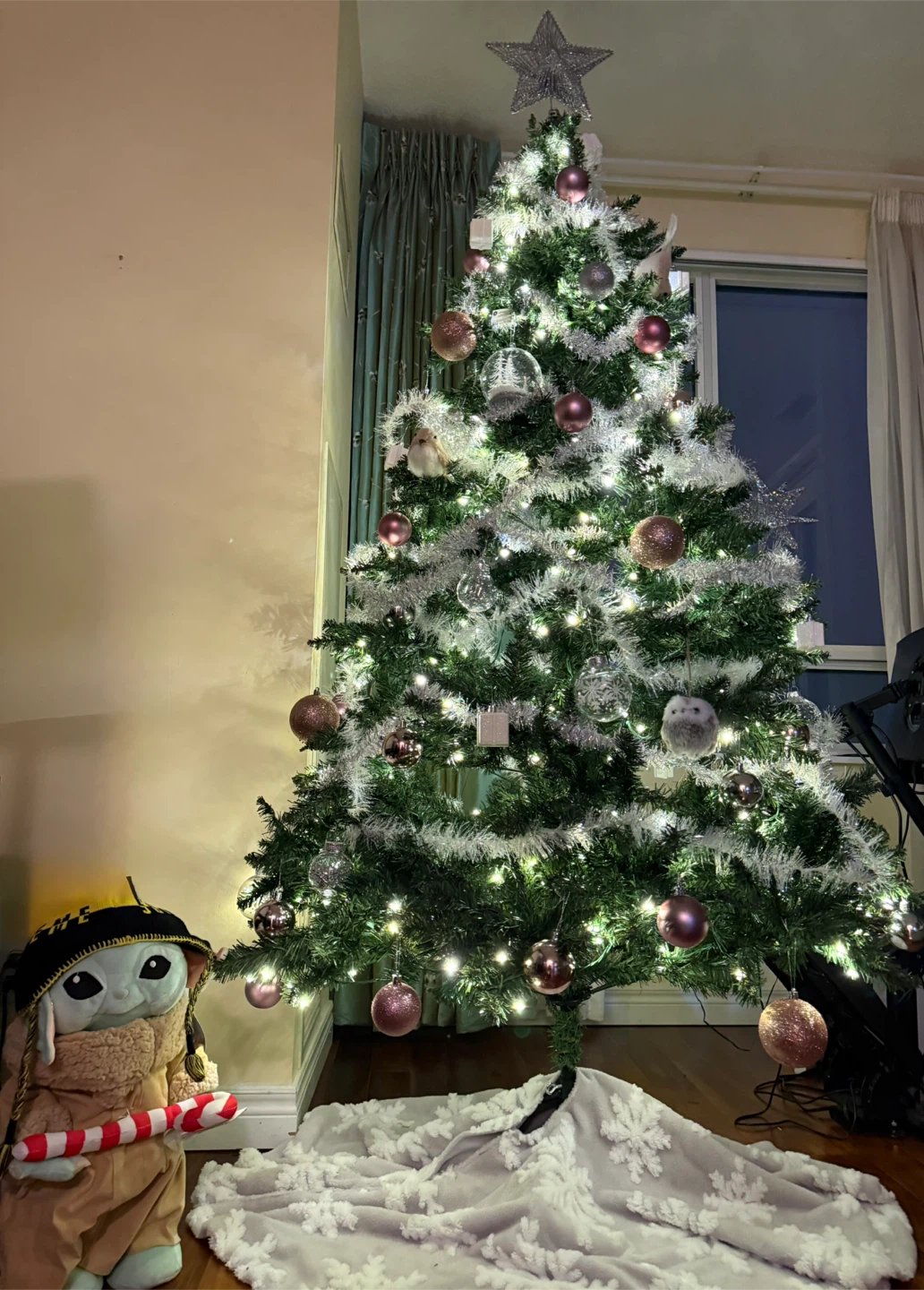 Like New. NOMA Pre-Lit Dresden Christmas Tree - 7ft