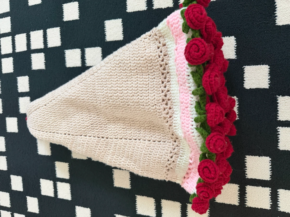 Hand-crocheted rose blanket - photo 2