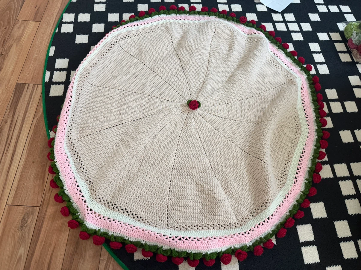 Hand-crocheted rose blanket - photo 3
