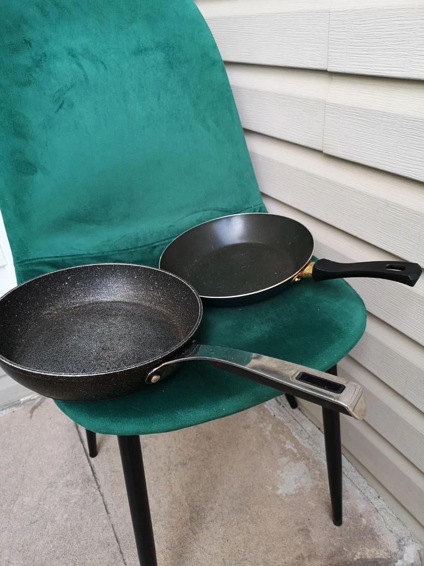 2 Non-stick Frying Pans