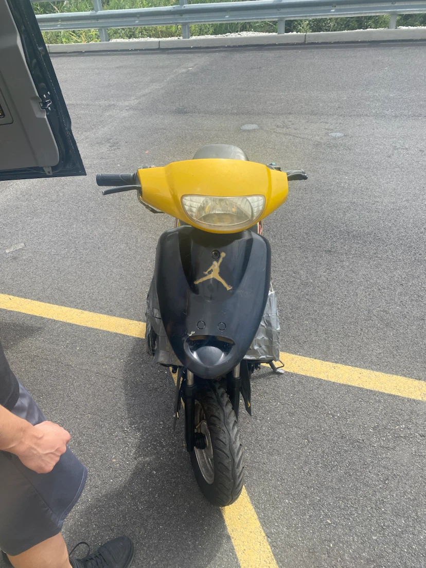 Moped scooter