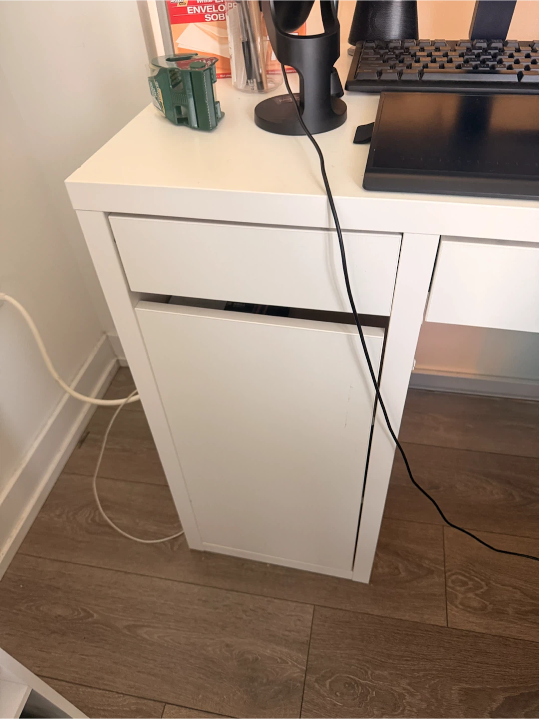 MOVING SALE IKEA MICKE White Desk - photo 2