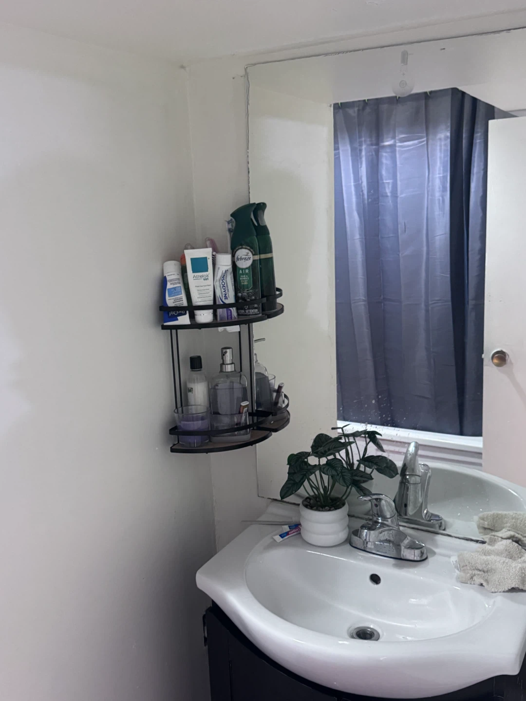 1 Private room available from October 1st - 2 bedroom basement - photo 4