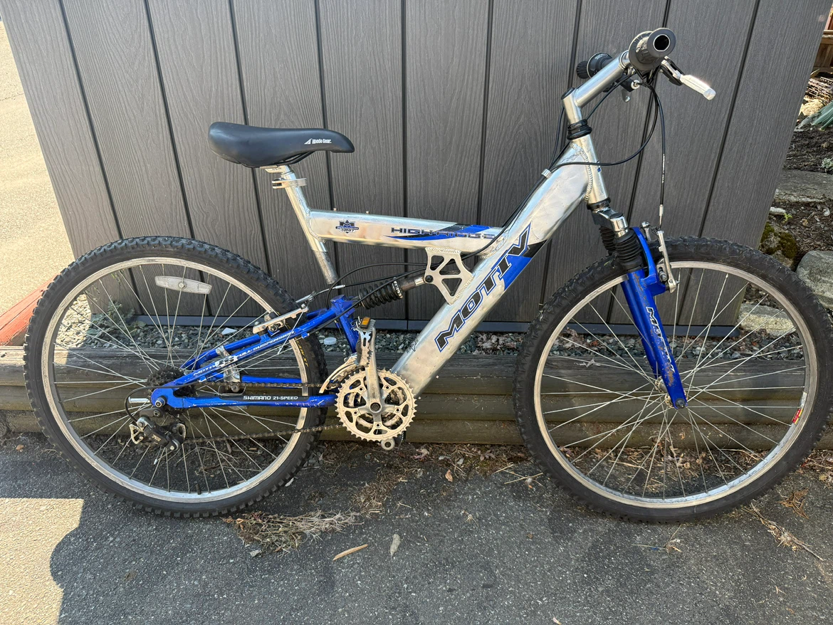 Mongoose Highland Trail Mountain Bike