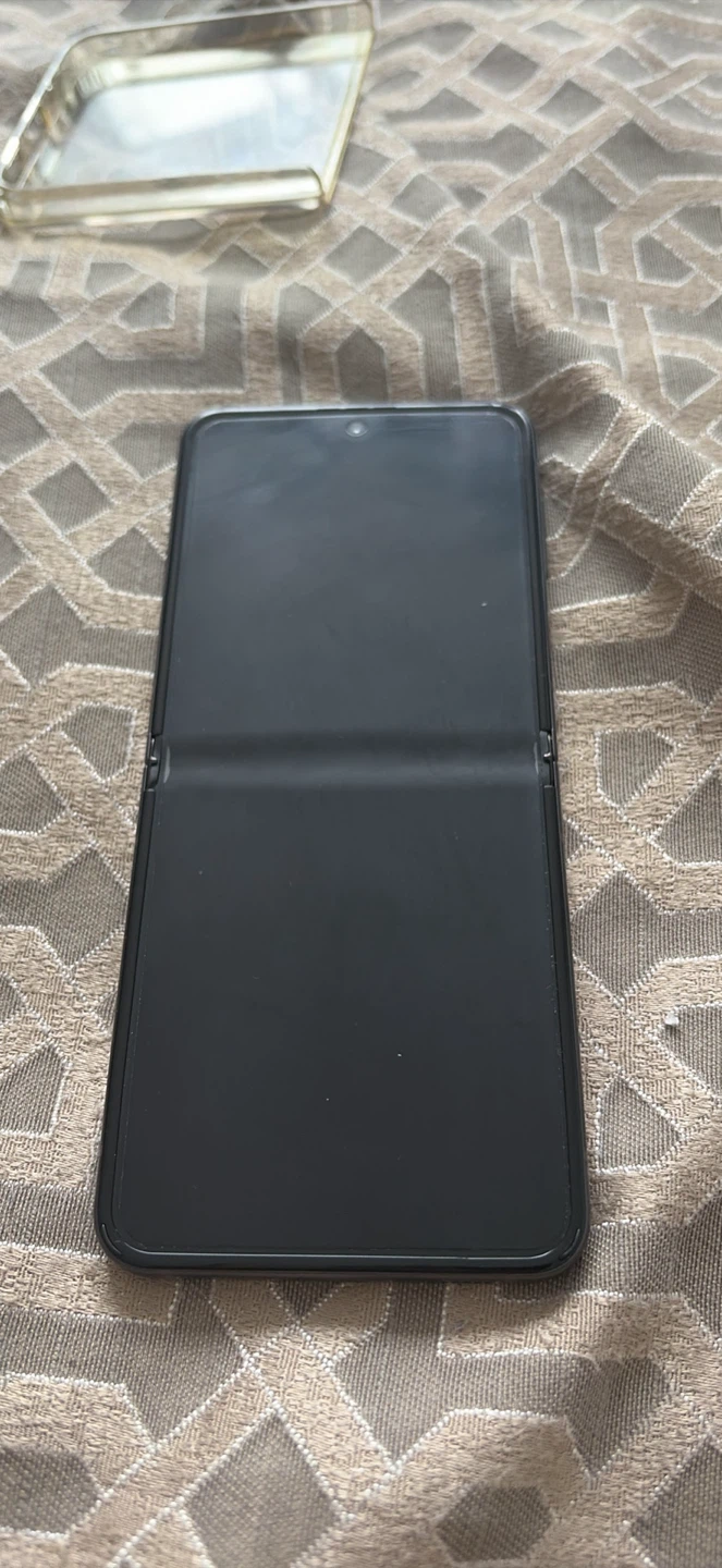 Samsung Galaxy Z Flip 4 5G Smartphone (SEND OFFERS!!!)