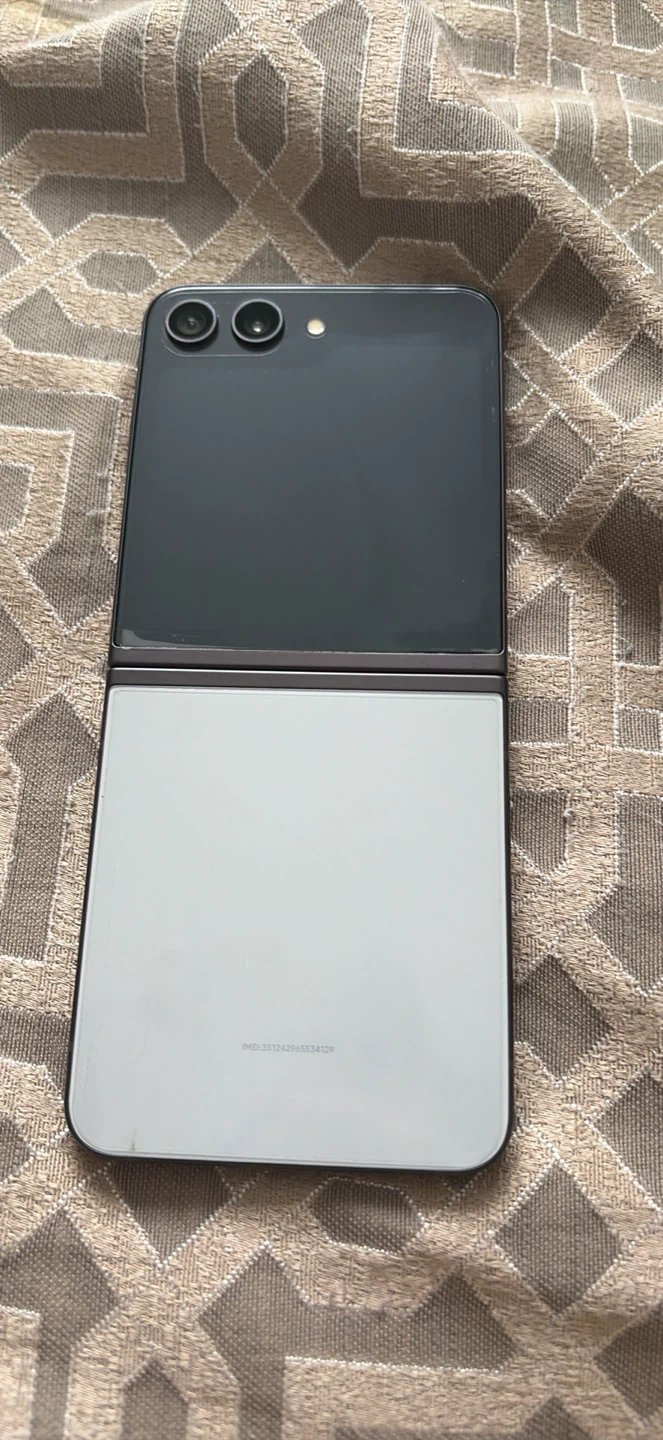 Samsung Galaxy Z Flip 4 5G Smartphone (SEND OFFERS!!!) - photo 2