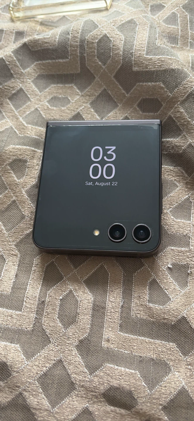 Samsung Galaxy Z Flip 4 5G Smartphone (SEND OFFERS!!!) - photo 3