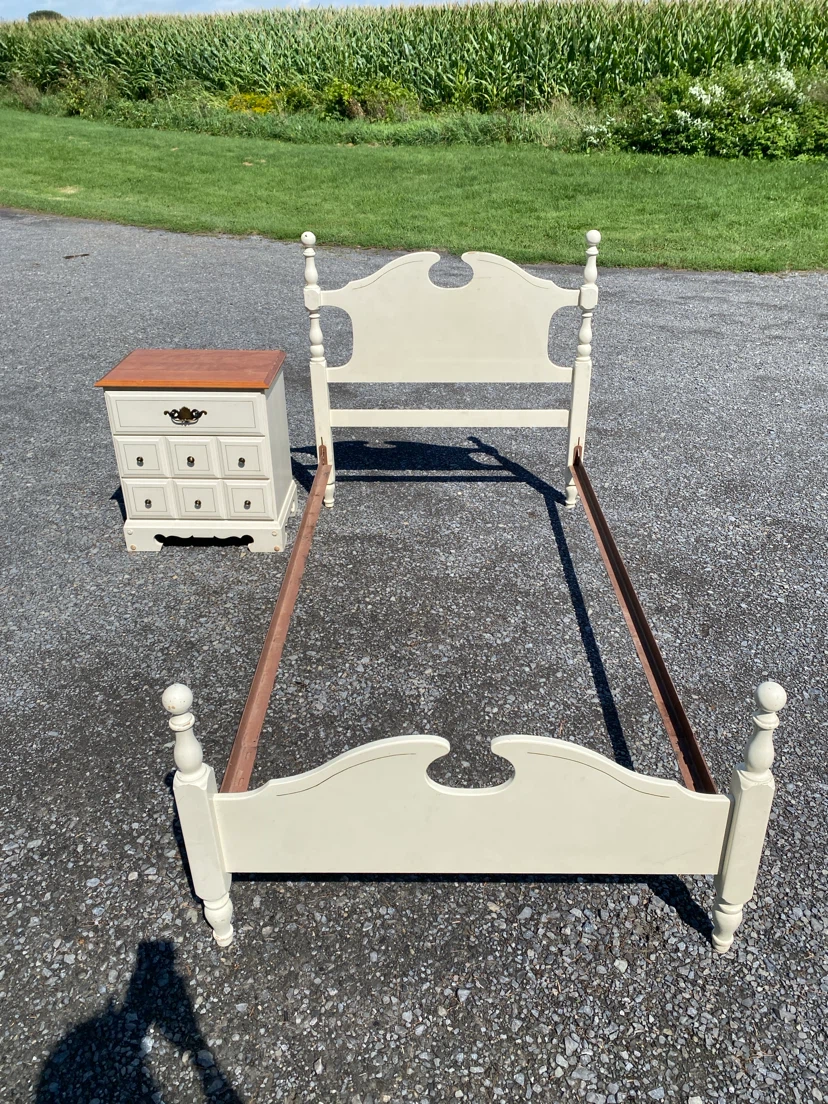 Drouin Vintage Twin Bed + Matching Nightstand (CAN DELIVER)
