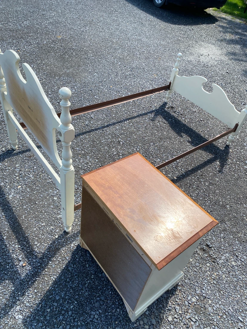 Drouin Vintage Twin Bed + Matching Nightstand (CAN DELIVER) - photo 3