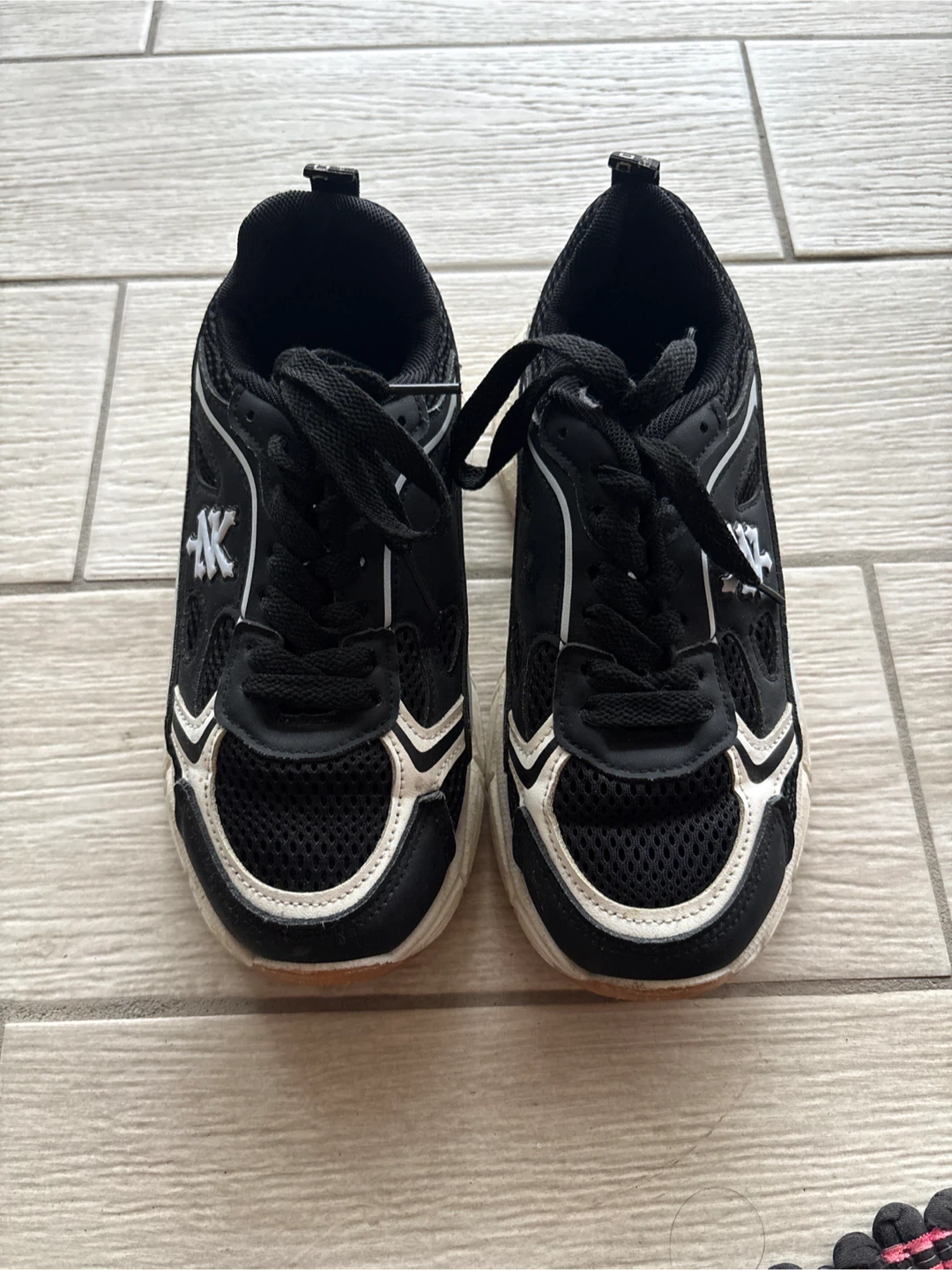 Black athletic shoes with white accents - photo 2