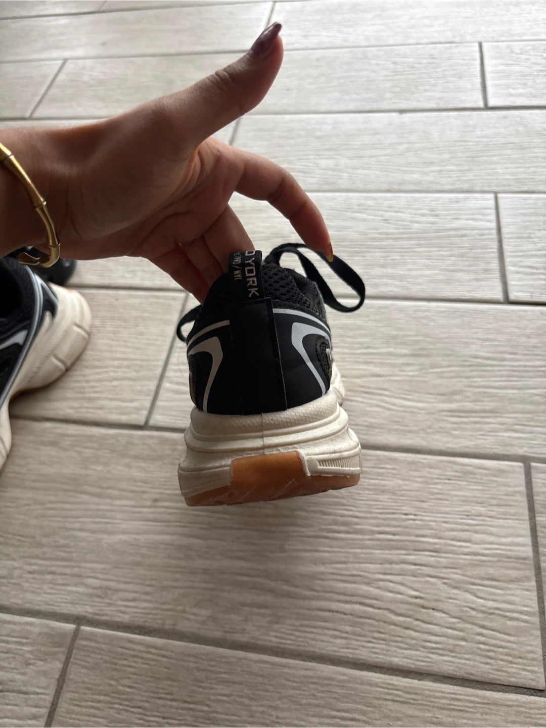 Black athletic shoes with white accents - photo 4
