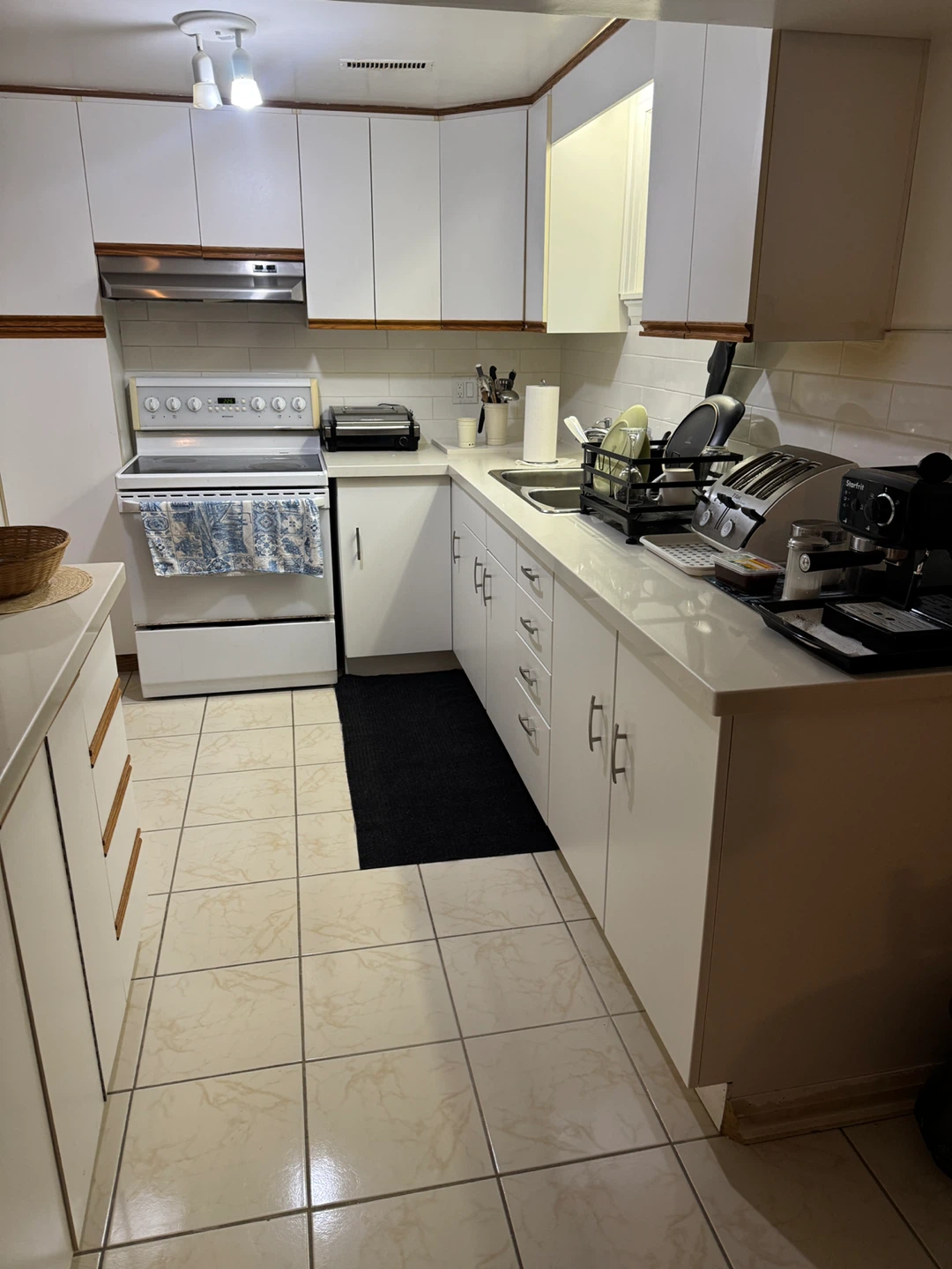 Basement bachelor apartment for rent - photo 3