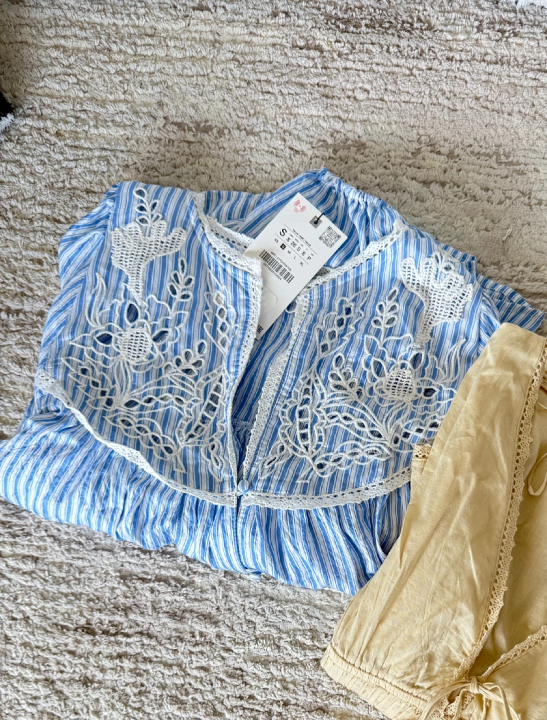 Blue and white striped blouse with white lace details - photo 4