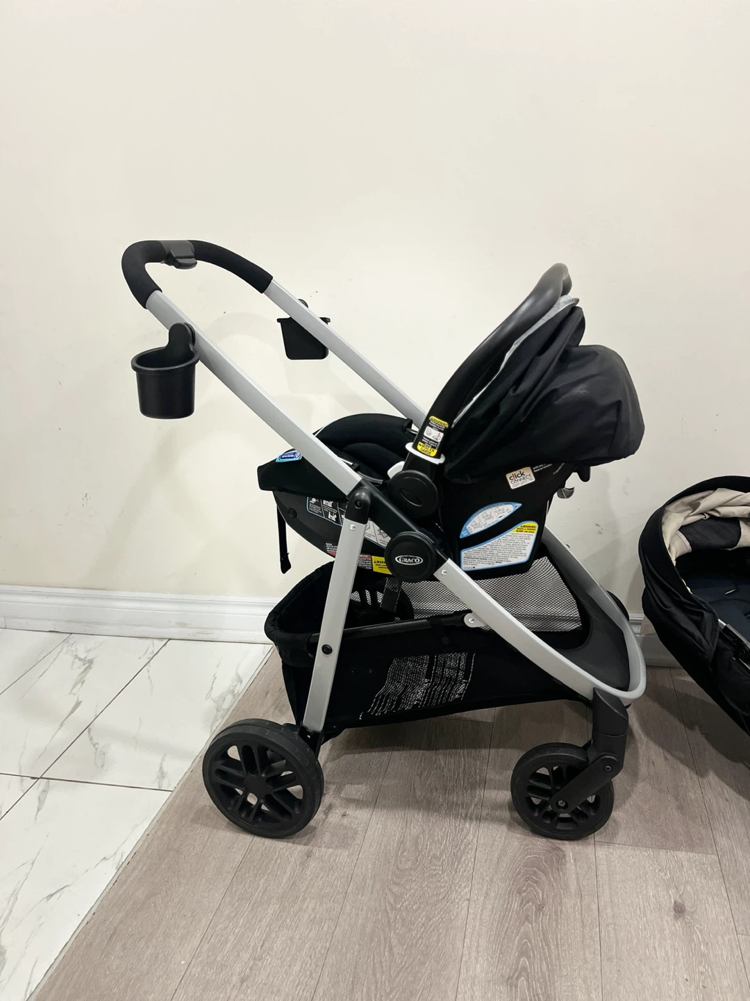 Like new Graco Travel System Stroller and Car Seat - photo 2