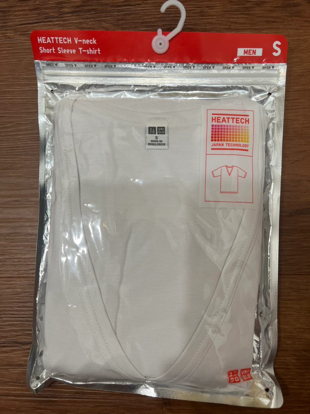 New UNIQLO HEATTECH V-neck Short Sleeve T-shirt - Men's Size S
