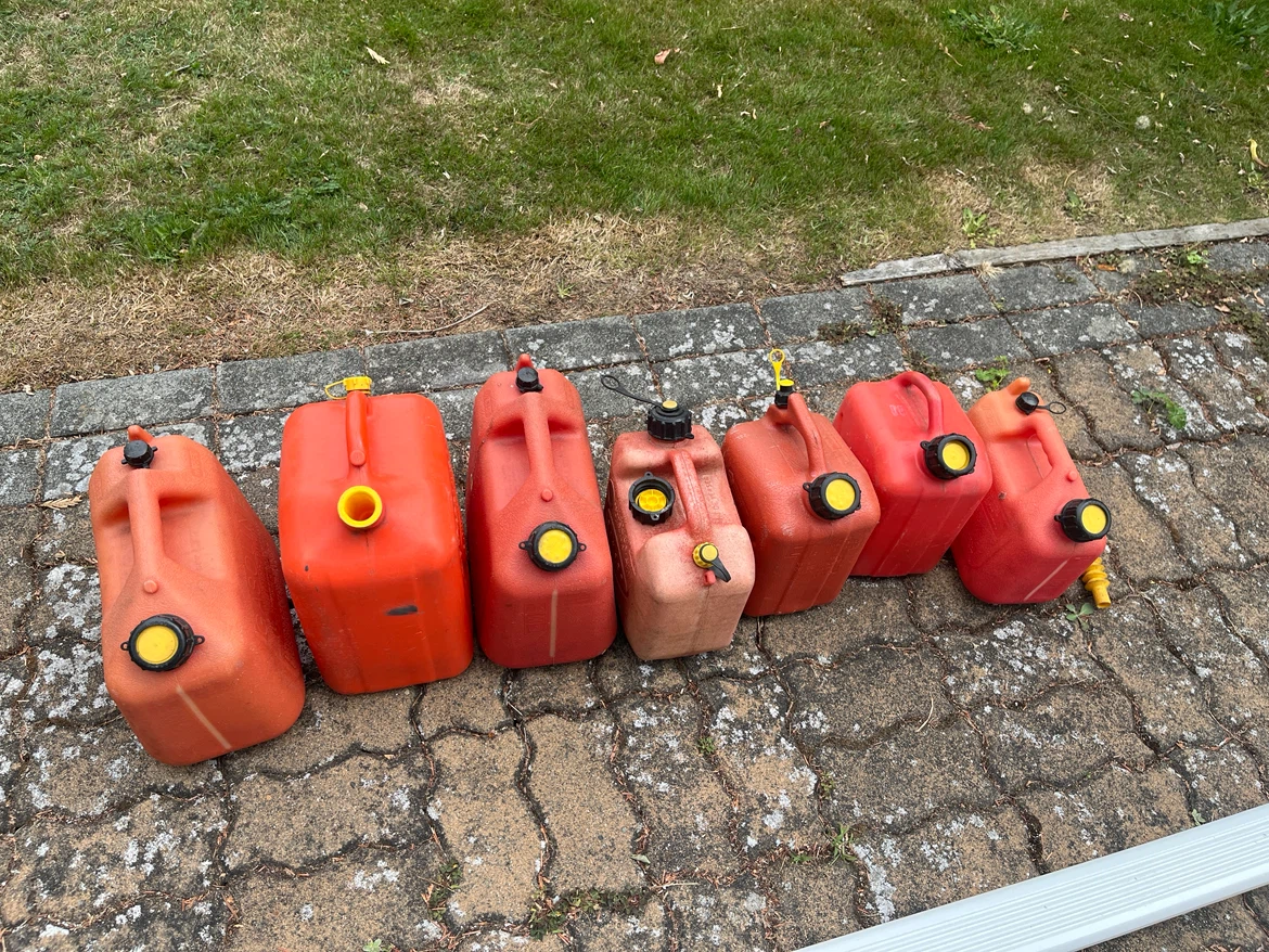Gas / Jerry cans / jugs