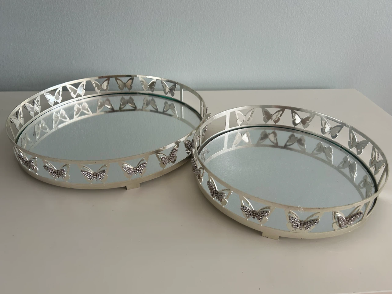 Set of 2 Decorative Trays with Butterfly Embellishments - photo 2