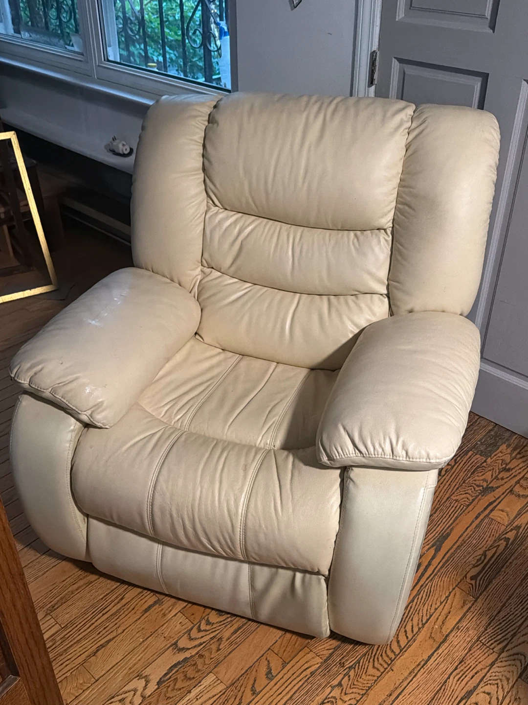 Leather reclining chair very comfortable and sturdy