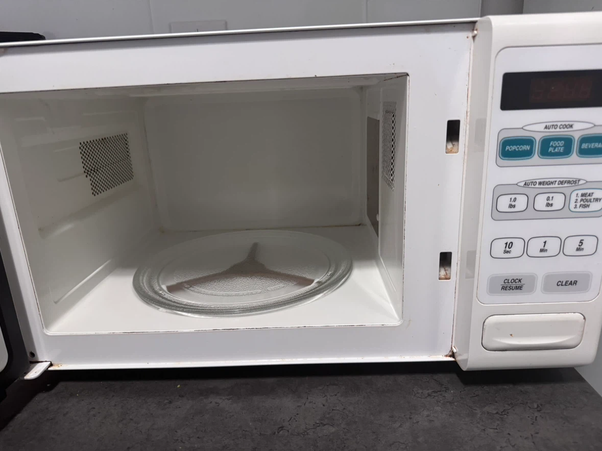 Bundle Sale GoldStar Microwave Oven + Toaster - photo 4
