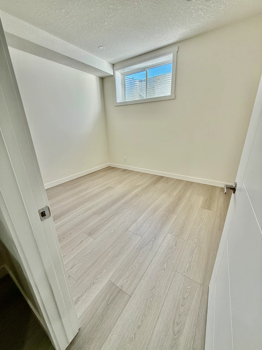 Bright & Spacious 2-Bedroom Legal Basement Suite - photo 3