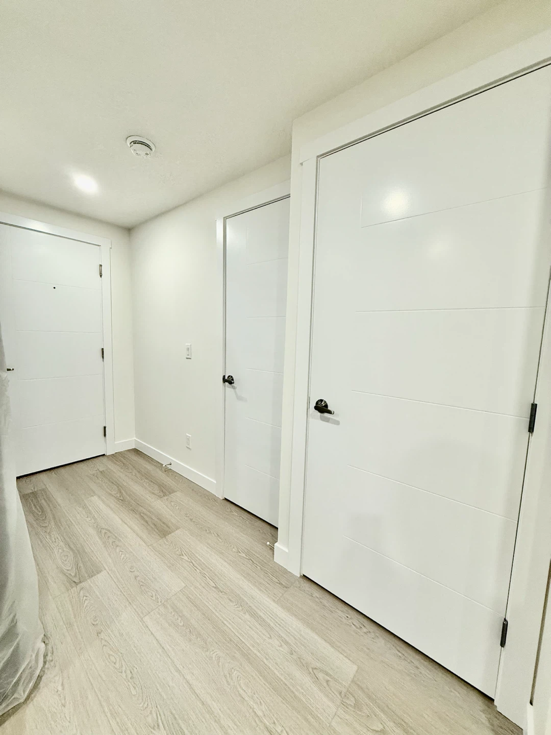 Bright & Spacious 2-Bedroom Legal Basement Suite - photo 5