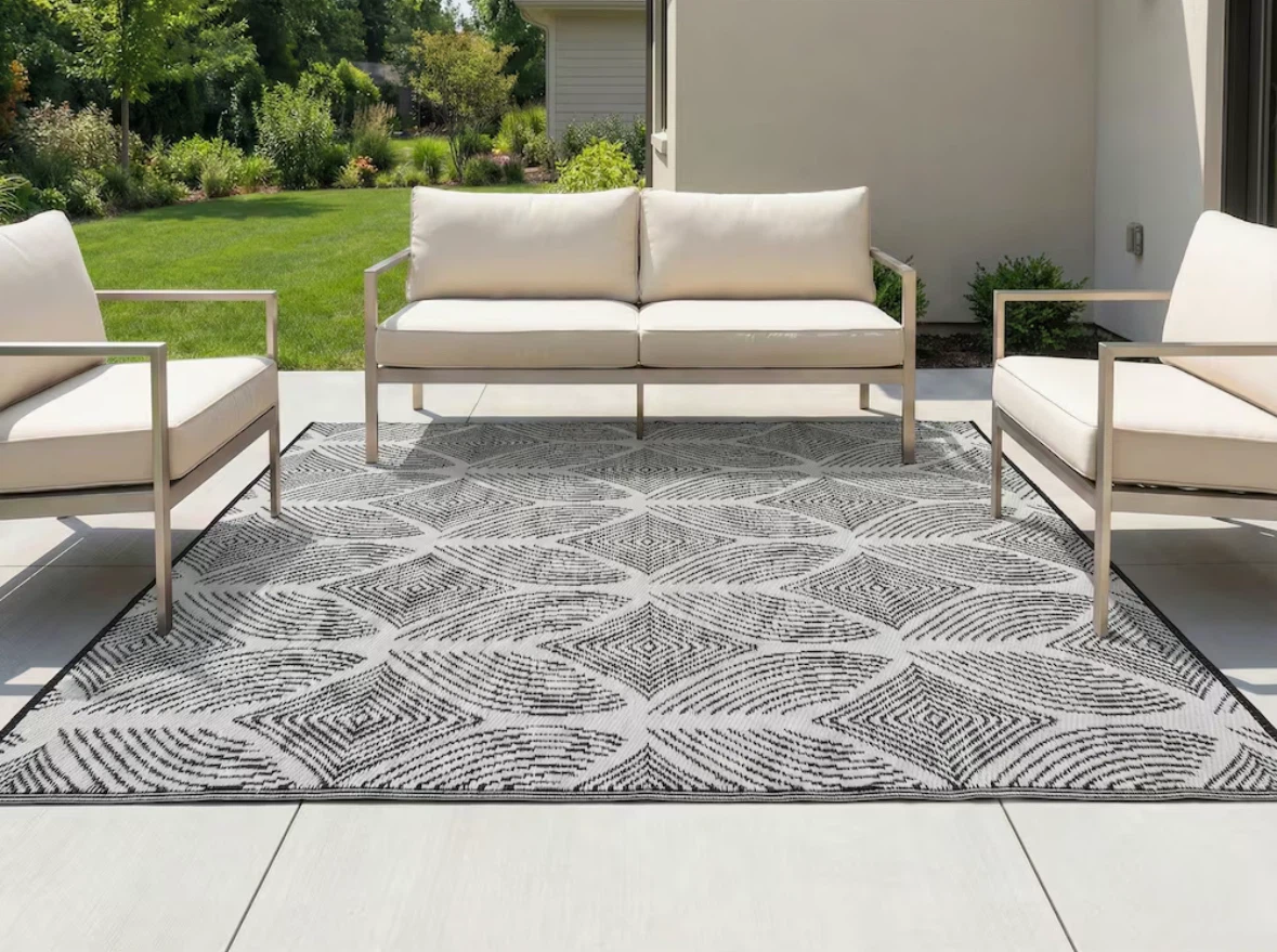 Outdoor Geometric Pattern Rug