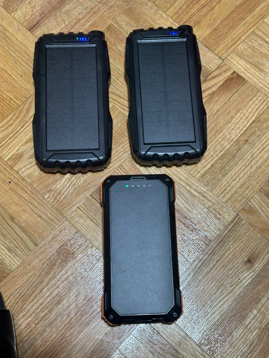 3 2x Hicyzoe Solar Power Banks & 1x Solar Power Bank