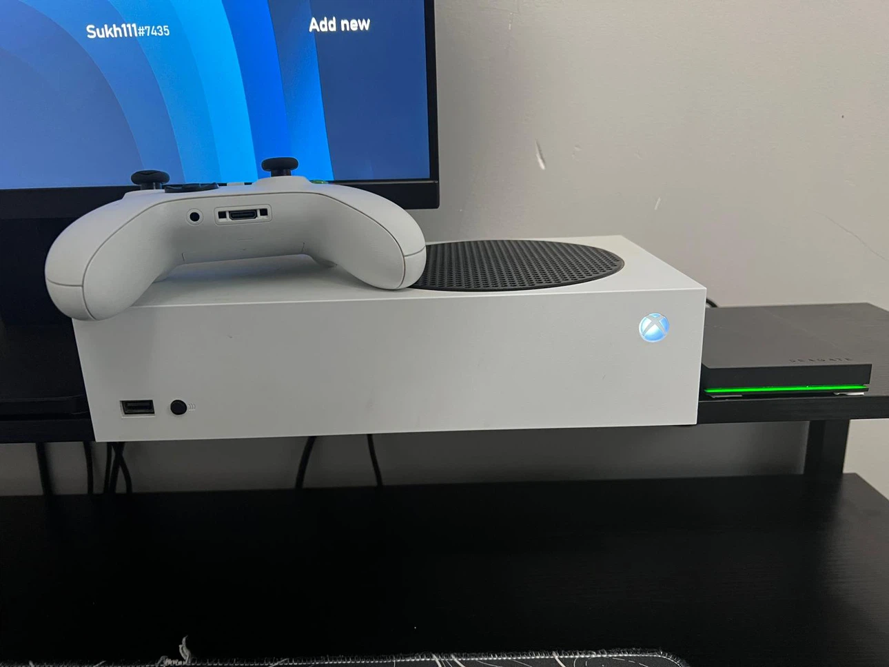 Xbox S with Wireless Controller and Seagate 1TB External storage - photo 2