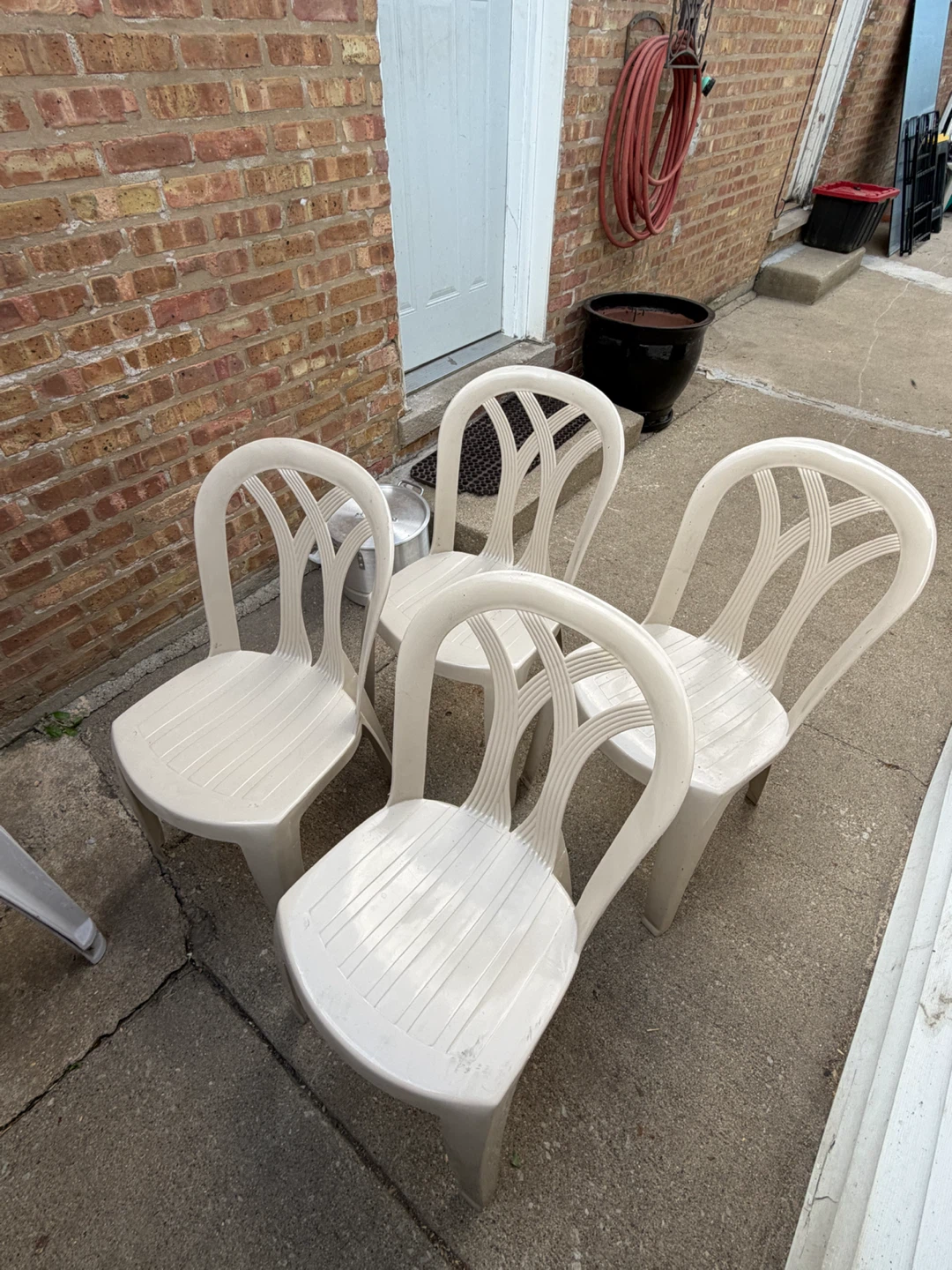Set of 4 White Plastic Chairs - photo 2