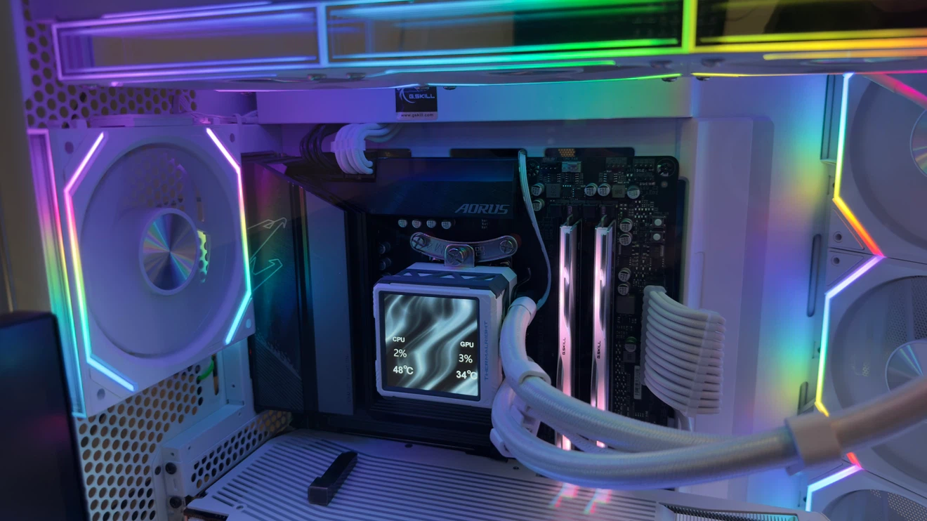 White Custom PC | Ryzen 9 9950X3D + XFX Mercury 9070 XT - photo 3